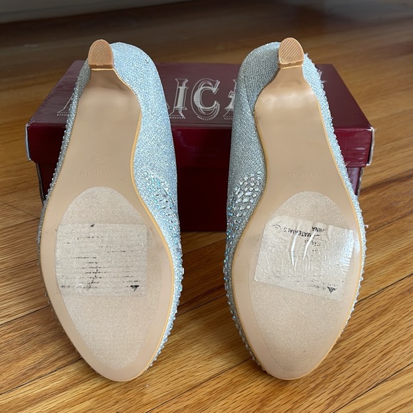 Delicacy Dress Shoe with Low Heel Women’s Size 5 - Picture 6 of 7